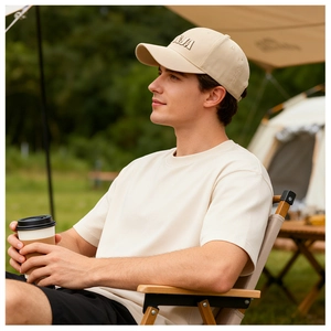 Détail d'une casquette brodée beige associée à un t-shirt décontracté en plein air