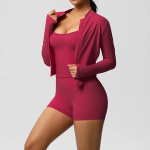 Detail eines tiefmagenta Yogasets 3-teilig mit Reißverschlussjacke und Daumenlöchern