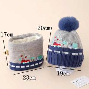 Détail du bonnet en tricot et tour de cou pour enfant avec broderie et doublure peluche