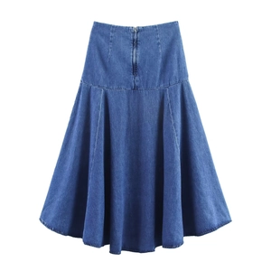 Detailansicht eines hoch taillierten Jeans-Midirocks mit Steppnähten und A-Linien-Schnitt