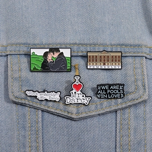 Set di 5 spille in smalto Orgoglio e Pregiudizio con citazioni letterarie su giacca di jeans