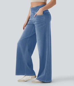 Detailansicht der blauen High-Waist-Hose mit weitem Bein, Kontrastnähten und Seitentaschen