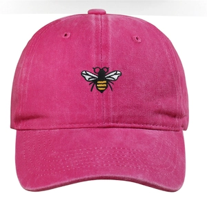 Broderie détaillée d'une abeille sur une casquette de baseball rose vintage en coton lavé
