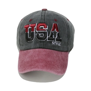 Dettaglio del ricamo 3D USA STYLE sul berretto da baseball grigio e rosso lavato
