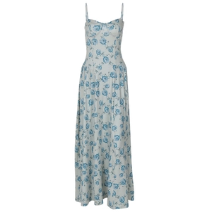 Détail de la robe à fleurs bleu clair avec corsage ajusté et fines bretelles