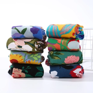 Calze di cotone con stampa floreale colorata e motivi a girasole in vari colori vivaci