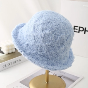 Detailansicht eines hellblauen flauschigen Anglerhuts mit weicher Bouclé-Wolltextur