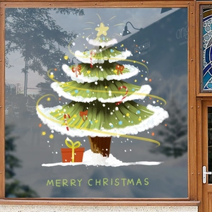 Grüner Weihnachtsbaum Fensteraufkleber mit Schnee und Geschenken auf Glas im Winter