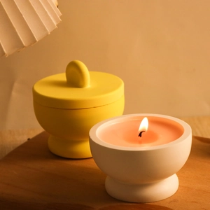 Vasetti per candele fai da te minimalisti in giallo e bianco su base in legno naturale