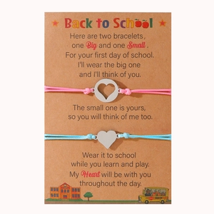 Dettaglio dei braccialetti rosa e blu per la scuola con carta con poesia emotiva