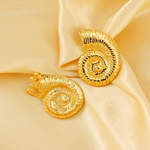 Eleganti orecchini a lobo a conchiglia placcati oro 18K su fondo in raso di lusso