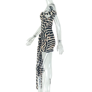 Détail d'une mini-robe moulante à motif léopard avec ceinture à nouer et tissu froncé