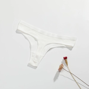 Vue à plat d'un string en coton côtelé blanc pour femme sur fond gris neutre