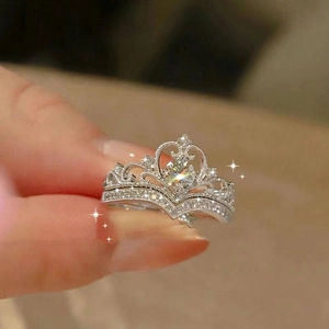 Gros plan d'un ensemble de bagues couronne en argent et zircon serti de pavés