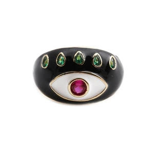 Makroaufnahme vom Evil Eye Ring mit schwarzer Emaille, roter Pupille und grünen Wimpern