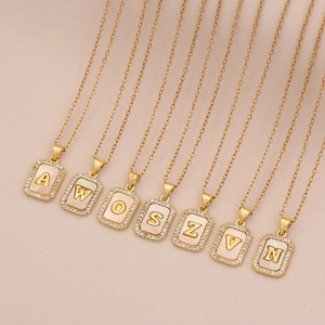 Colliers lettres carrés en or 18 carats avec nacre blanche et petits diamants étincelants