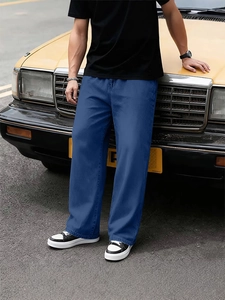 Jean en Tencel bleu pour homme, coupe droite et décontractée, devant une voiture ancienne