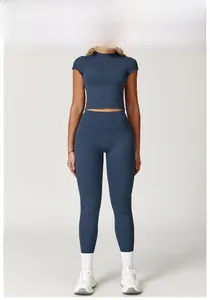 Dettaglio completo yoga blu badge con leggings a vita alta e top sportivo elastico