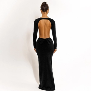 Elegantes schwarzes rückenfreies Abendkleid mit langen Ärmeln und großer Schleife