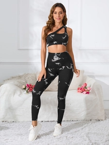Details des nahtlosen Tie-Dye Yoga-Sets mit One-Shoulder-BH und Leggings für Damen