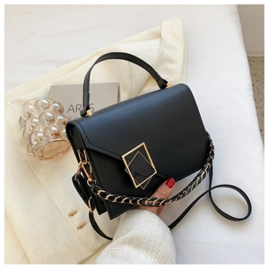 Details der schwarzen Lederhandtasche mit goldenem Verschluss und geflochtener Kette