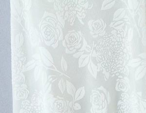 Gros plan détaillé sur la texture de dentelle florale rose 3D blanche pour robe