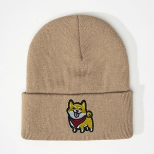 Gros plan détaillé d'un bonnet en maille kaki avec broderie Shiba Inu et texture douce