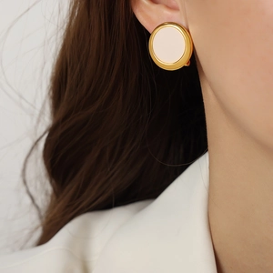 Retro golden geometric round earrings with cream shell inlay for a minimalist fashion look