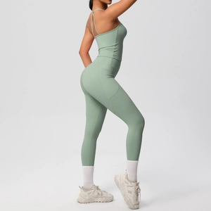 Détail du legging de yoga vert menthe à taille haute avec poches latérales pratiques