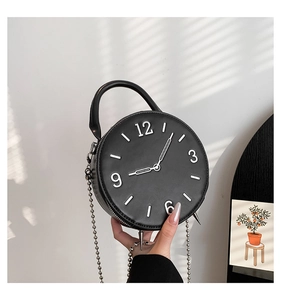 Sac rond noir créatif en forme d'horloge avec chiffres blancs et détails de bandoulière
