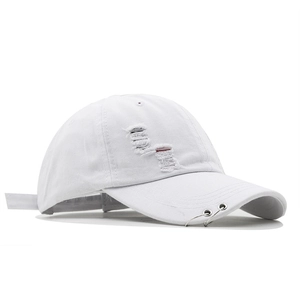 Casquette de baseball blanche vieillie avec anneaux en métal et détails déchirés vintage