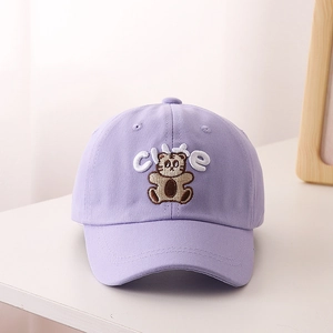 Dettaglio cappellino in cotone lavanda con orsetto 3D e ricamo CUTE per bambini
