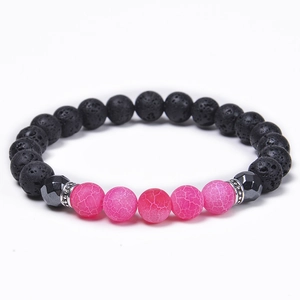 Detailansicht der 8mm Lavastein-Perlen und rosa Kristallperlen auf einem Perlenarmband