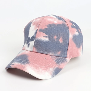 Détail de la casquette tie-dye montrant le tissu sergé rose et bleu et les coutures solides