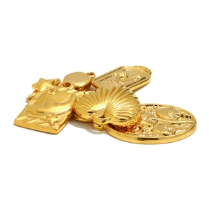 Set aus 18K vergoldeten Edelstahl-Anhängern mit Sternen-, Mond- und Tulpen-Gravuren
