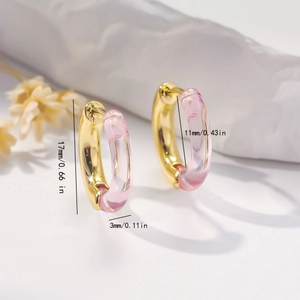Dettaglio orecchini a cerchio in oro e acrilico rosa 17mm con dimensioni e misure
