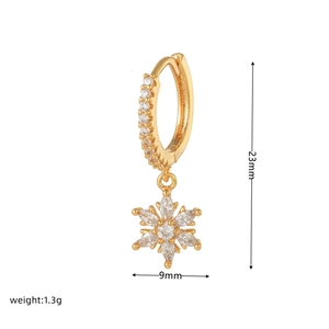 Detailansicht goldener Kupferohrringe mit Zirkonia-Schneeflocken und Abmessungen