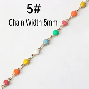 Détail de la chaîne de 5mm en acier doré avec breloques cœurs colorés en émail brillant