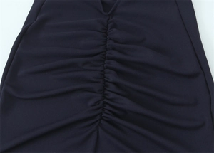 Détail du plissé central élégant sur cette robe longue dos nu bleu marine chic