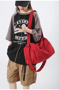 Mannequin portant un grand sac de sport rouge en bandoulière pour fitness ou voyage