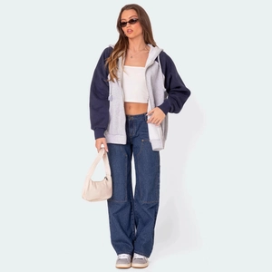 Sweat à capuche zippé bicolore marine et gris pour femme avec un jean large cargo