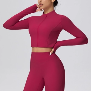 Detailansicht der Magenta Yoga-Jacke mit Funktionsdaumenloch und elastischem Sportgewebe