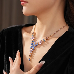 Gros plan d'un collier vintage à fleurs et franges avec cristaux bleus et violets