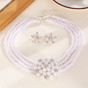 Vue détaillée de l'ensemble collier de perles multicouche et boucles d'oreilles fleuries