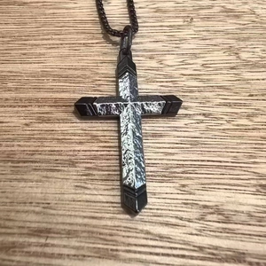 Collier croix punk en acier inoxydable pour homme avec incrustation sur fond en bois