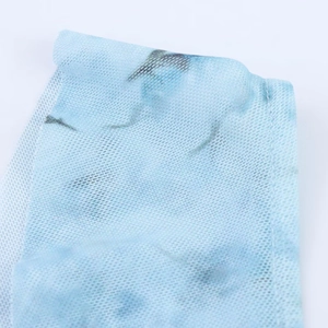 Detailaufnahme von hellblauem Mesh-Gewebe mit Lagenstruktur und dezentem dunklem Muster