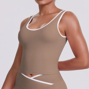 Gros plan du haut de yoga kaki avec passepoil blanc contrasté et coupe fitness