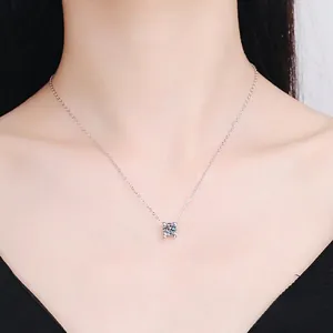 Collier classique en argent sterling avec pendentif en moissanite d'un carat à quatre griffes