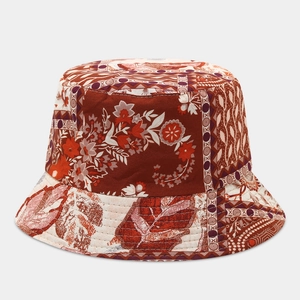 Dettaglio della stampa floreale vintage e delle cuciture sul cappello a secchiello in cotone