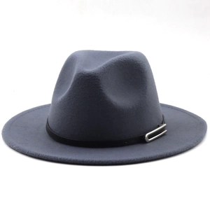 Détail du chapeau Fedora en laine gris foncé avec ruban noir et boucle en métal argenté